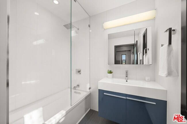 Building Photo - 28207 Laura La Plante Dr