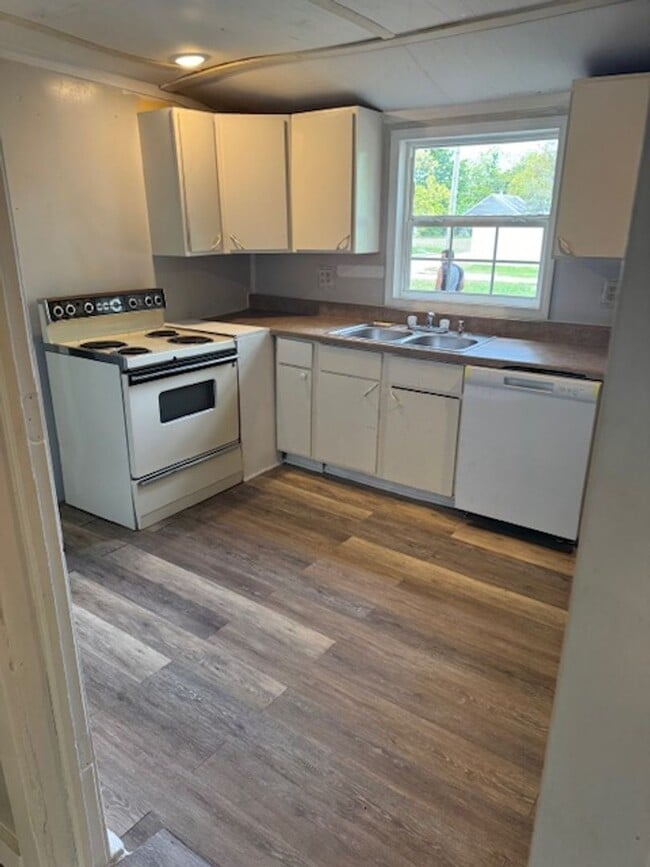 Building Photo - 2 bedroom 1 bath home close to downtown