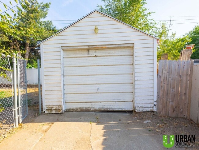 Building Photo - 2427 W Walton Ave