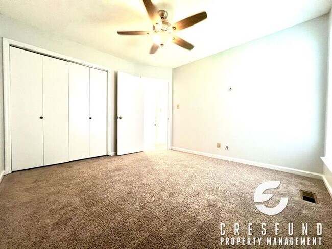 Building Photo - RECENTLY RENOVATED 3 BEDROOM - Ready for M...