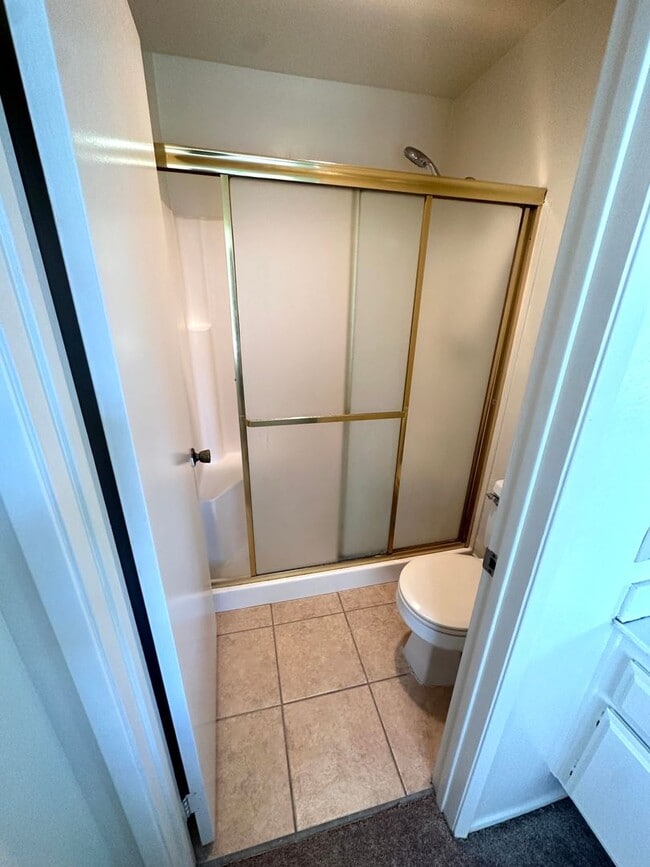 Building Photo - Spacious Woodbridge Condo -Townhouse model...