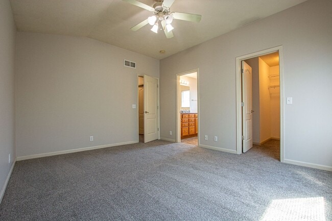 Building Photo - Extremely Spacious 3 Bedroom / 2.5 Bath Home in Bellevue!