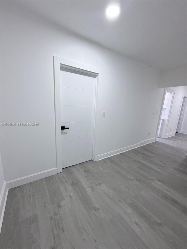 Building Photo - 1560 SW 5th St