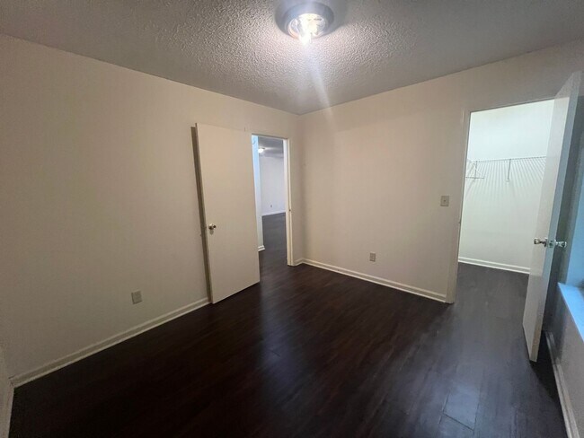 Building Photo - 2/1 Duplex in Northport