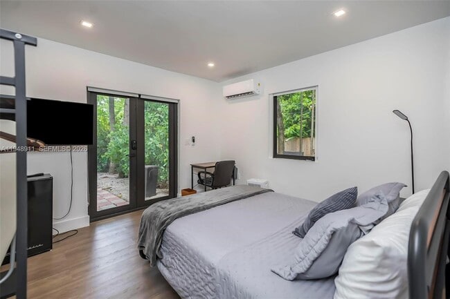 Building Photo - 870 NE 82nd St