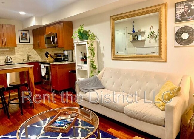 Building Photo - 1424 L St SE