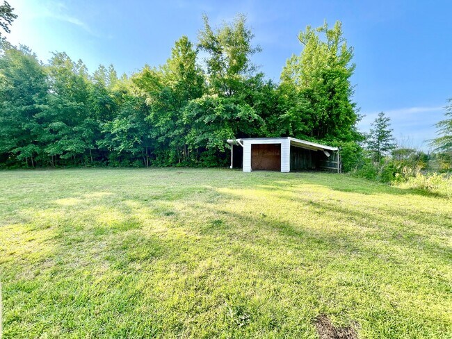 Building Photo - 3 Bedroom, 1.5 Bath RANCH Style NEST