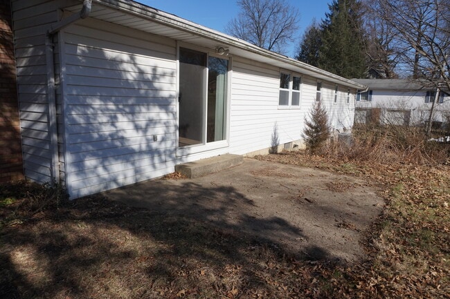 Building Photo - 641 Orchard Dr W