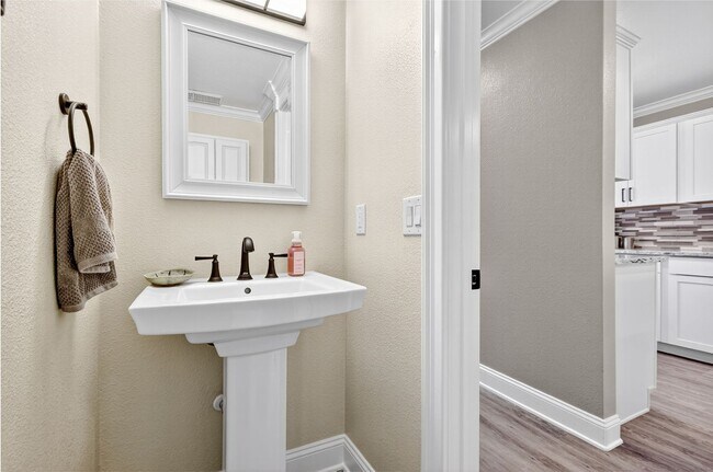 Building Photo - Two Bedroom Townhome W/ Garage!