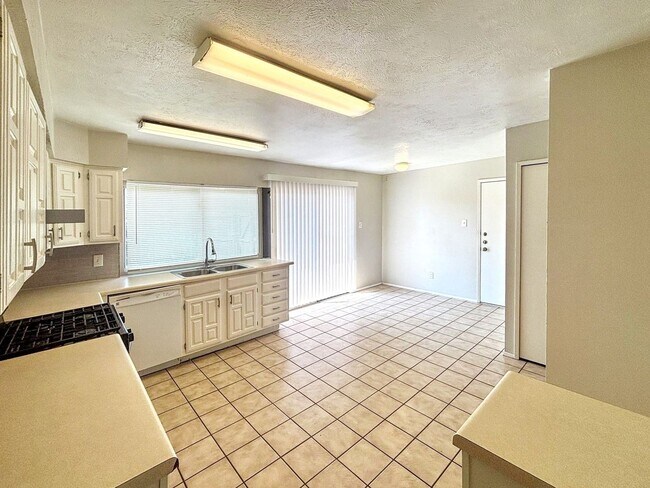 Building Photo - Effortless Living in a Beautifully Modernized Space!