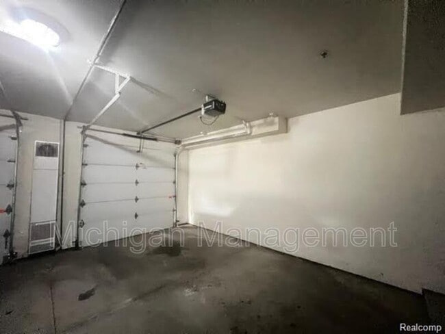 Building Photo - 2721 E Maple Rd