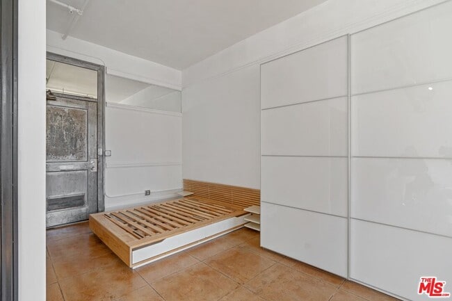 Building Photo - 108 W 2nd St