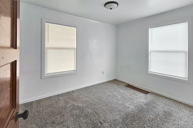 Building Photo - 2-Bed 1-Bath Duplex Unit in the Heart of R...