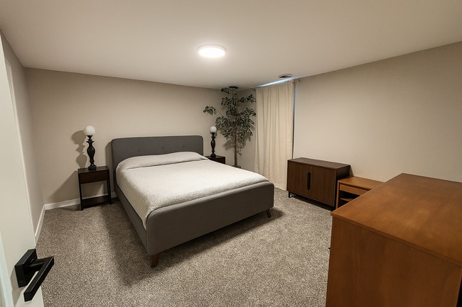 Building Photo - Rare Minnehaha Parkway rental under 5k! Be...