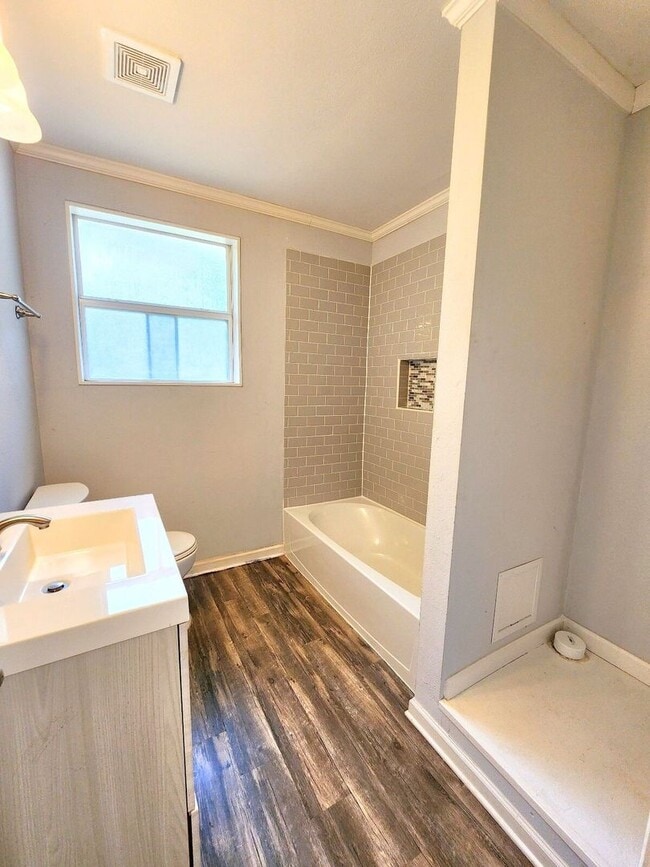 Building Photo - Stunning 4/2 Redecorated Home Close to I-110!