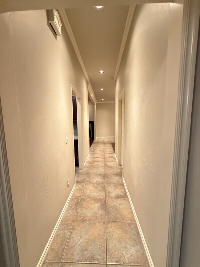 Building Photo - 4-bedroom property in a fantastic North Edmond
