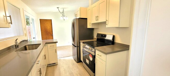 Building Photo - Updated  3 BED 1BA Shoreline Rambler