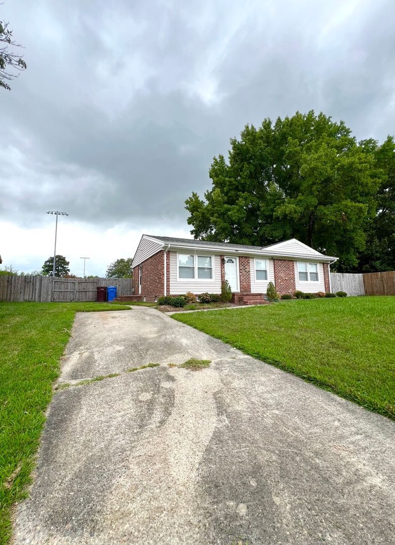 Building Photo - 908 Serf Ct