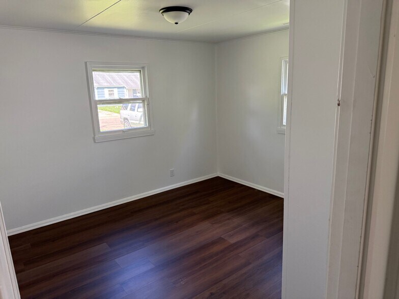 Building Photo - 921 Giddings St