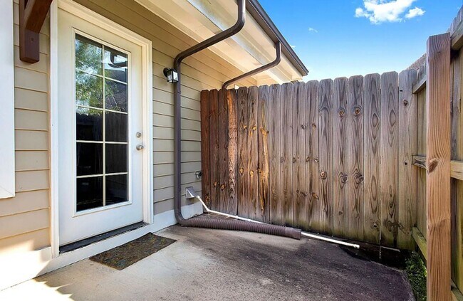 Building Photo - Three Master Suites - Super Location- Bell...