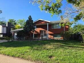 Building Photo - "Charming 3-Bed Retreat with Finished Basement & Cozy Fireplace in Aurora!"