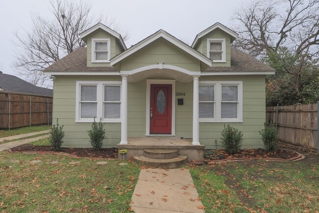 Building Photo - UPDATED & REMODELED 2 Bed 1 bath property ...