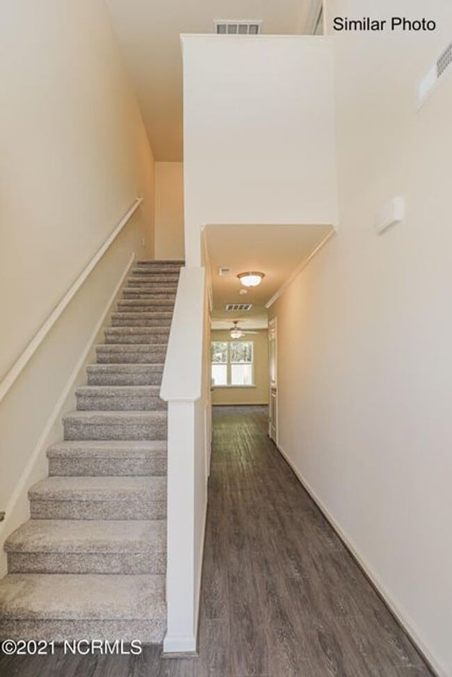 Building Photo - Townhome in Boyington W/GARAGE in Boyington Place!