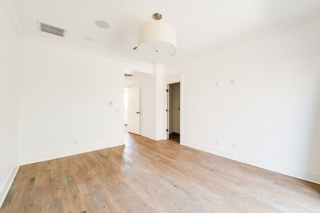 Building Photo - Beautiful Home in Nichols Hills + 3 bedrooms