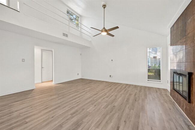 Building Photo - 13925 Hollowgreen Dr