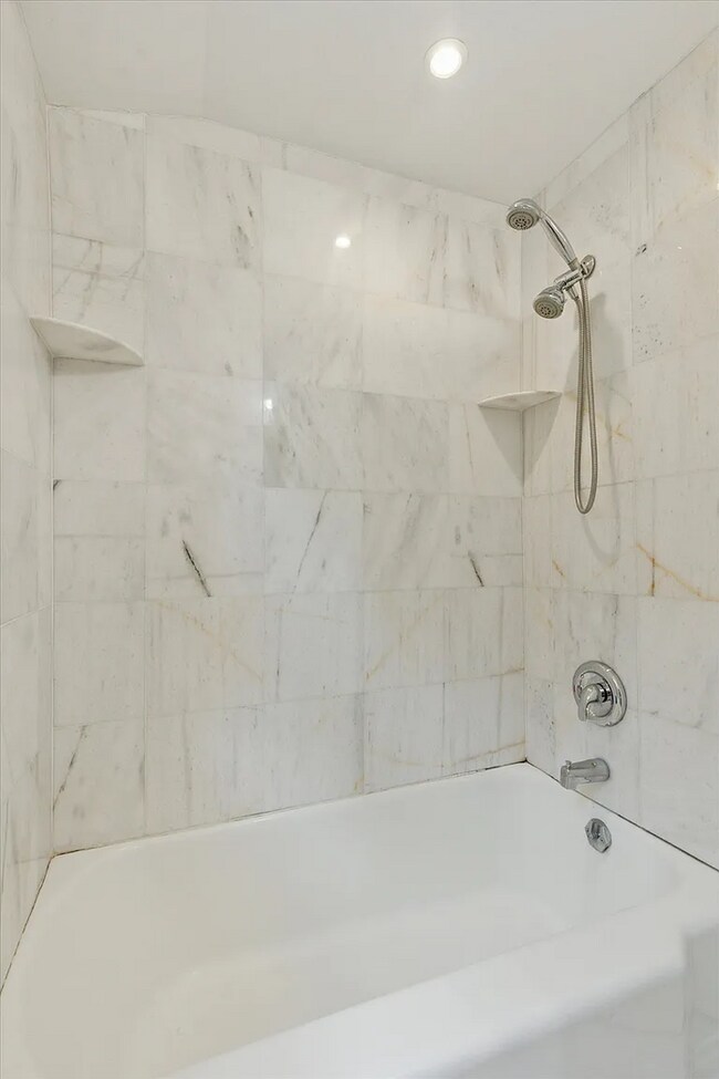 Building Photo - 6 Bedroom/3 Bathroom Available in Wayne!