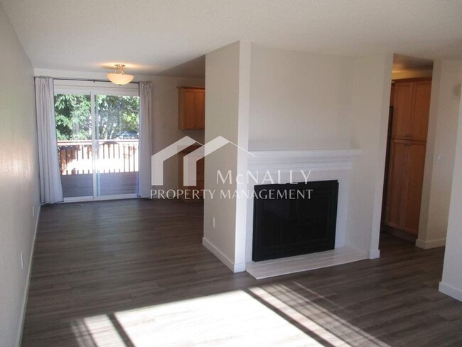 Building Photo - 4 Bedroom, 1.75 Bathroom Home in North Tacoma