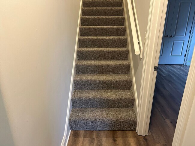 Building Photo - 3069 Roseleigh Dr