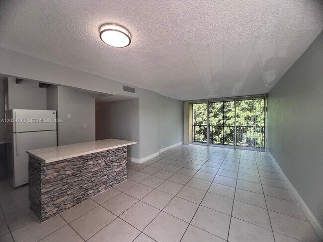 Building Photo - 8870 Fontainebleau Blvd
