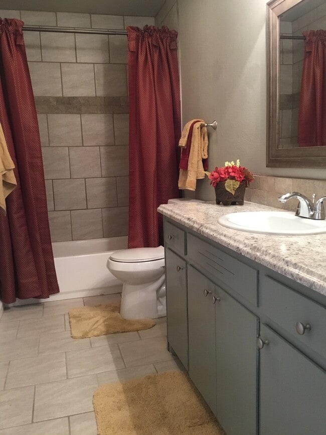 Building Photo - COLLEGE PROPERTY---PRE-LEASING FOR AUGUST! Amazing Updates! 3 bedroom 2 bath