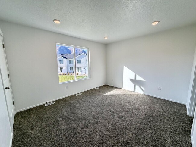 Building Photo - 3698 E 1520 S