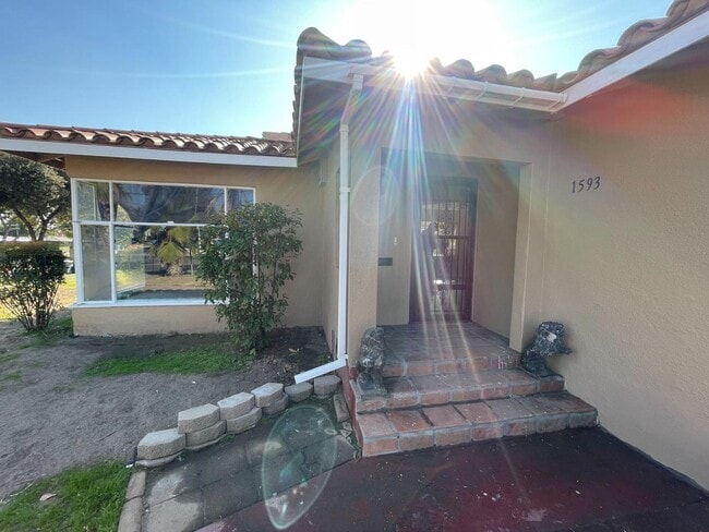 Primary Photo - 1593 N Thorne Ave