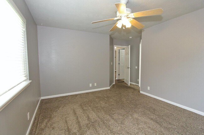 Building Photo - Lovely Single-Level Home