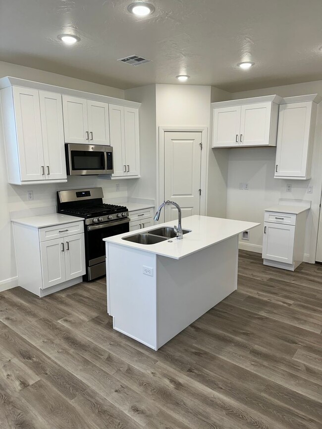 Building Photo - Brand New 3 Bedroom, 2 Car Garage Home In ...