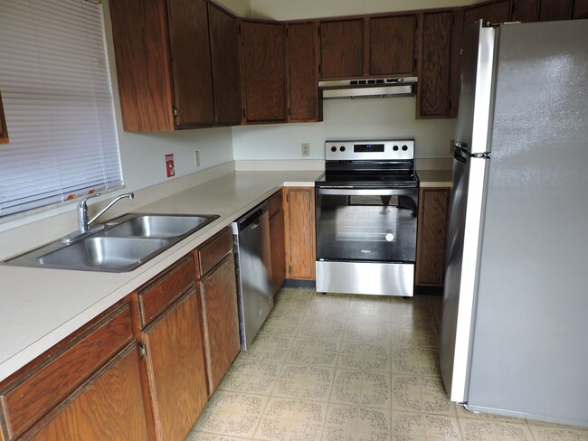 Building Photo - 670 SW Cardinal Dr