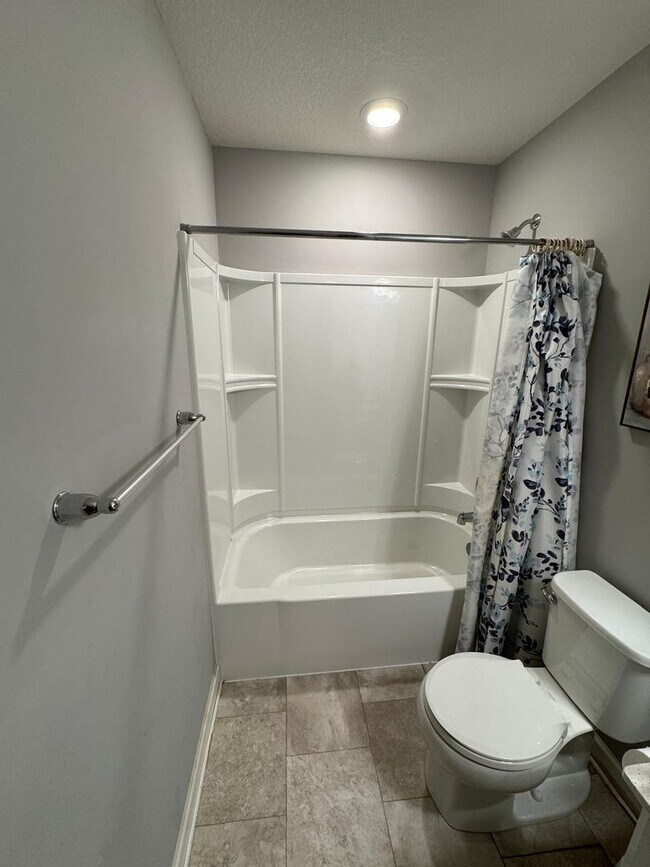 Building Photo - Stunning End Unit 3bed 3bath Townhome in Woodbury!