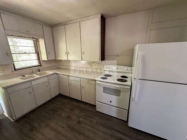 Building Photo - 1 bd/1 ba -1017 S Glenwood Dr #A, Independence, MO 64053 DUPLEX - Rent $825 - FRONT OF Duplex