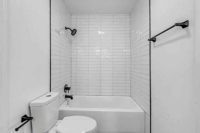 Building Photo - 636 E Lea Terrace