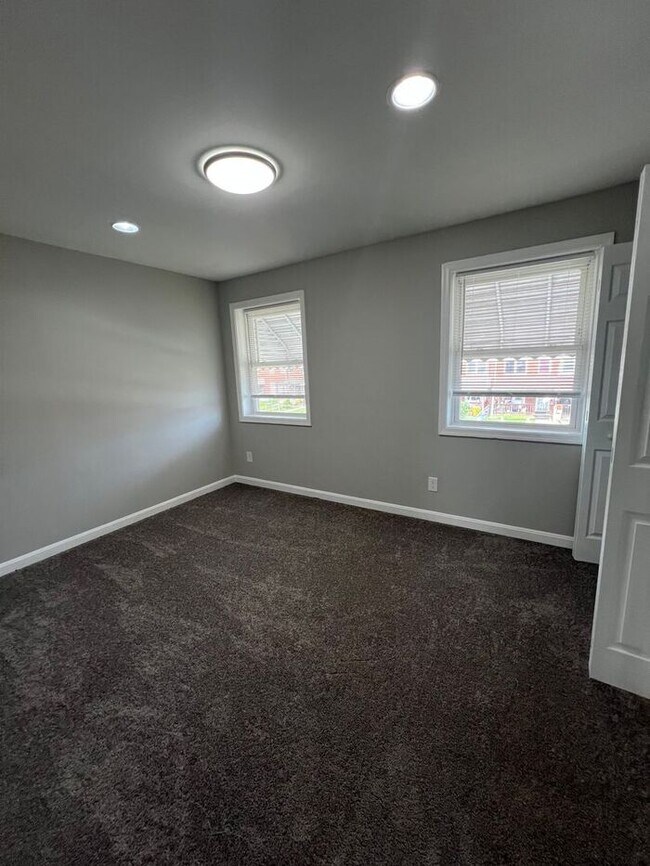 Building Photo - 3 Bedroom Townhome with Parking