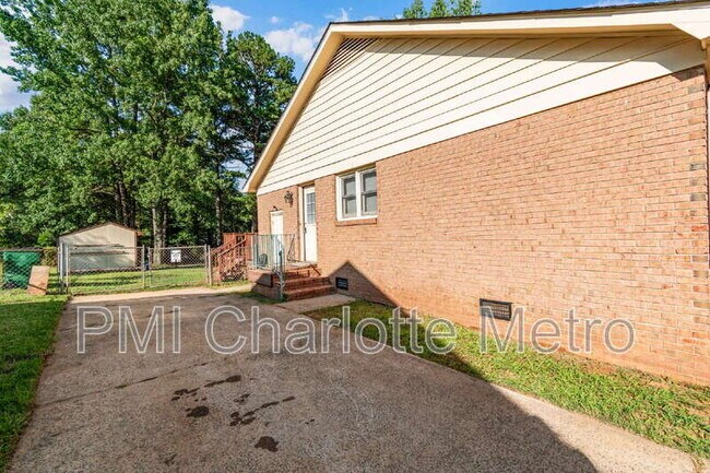 Building Photo - 8615 Beechbrooke Rd