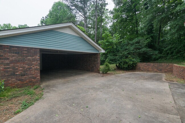 Building Photo - 140 Saxon Woods Dr