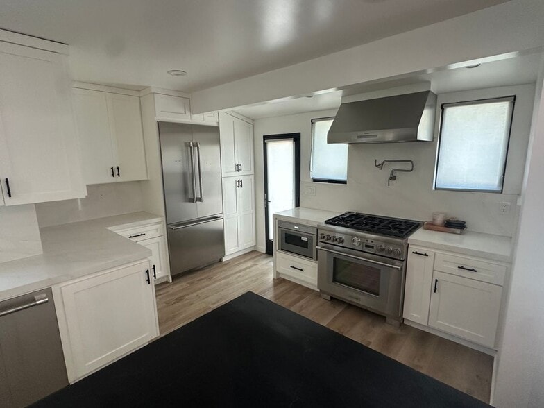Building Photo - 3905 Gaviota Ave