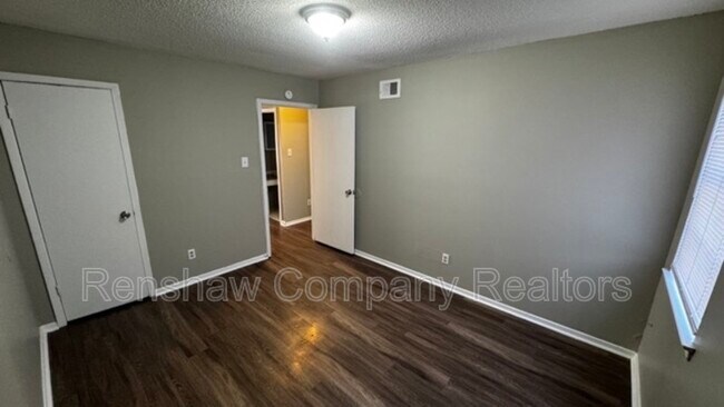 Building Photo - 3646 Rhea Ave