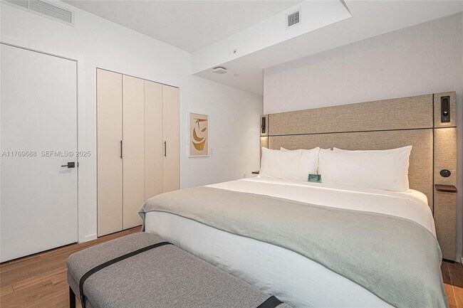 Building Photo - 398 NE 5th St