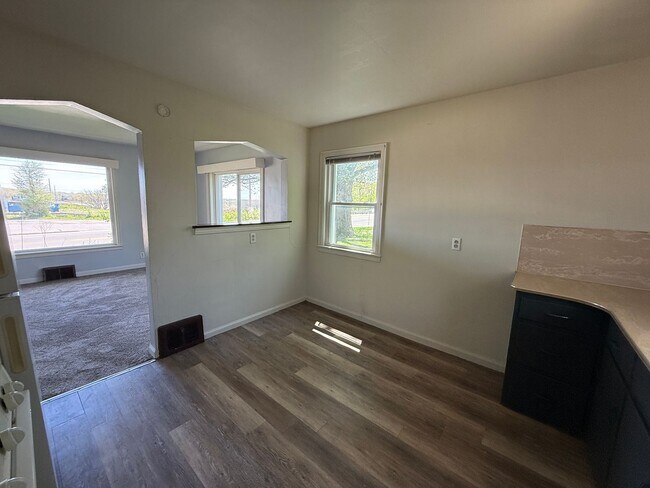 Building Photo - Single Family Home-Northwest School District *FREE AUGUST 2026 RENT*