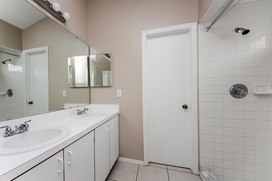 Building Photo - 3100 Orchard Pl